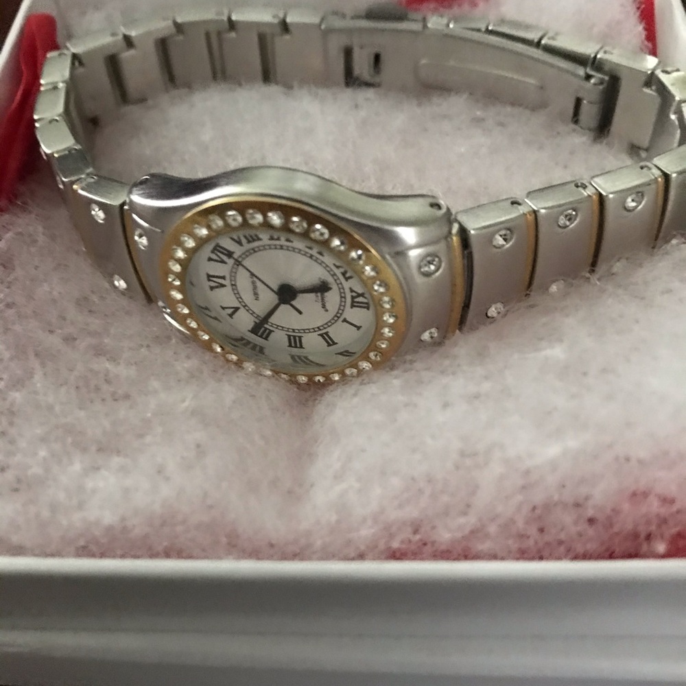 Beautiful Women’s Precision Quartz Gruen Watch NWOT! - Picture 4 of 5